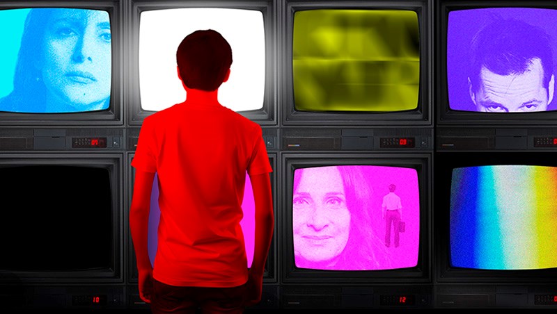 Illustration: en person i röd skjorta står med ryggen mot oss och tittar på två rader med teveskärmar som visar olika innehåll.)