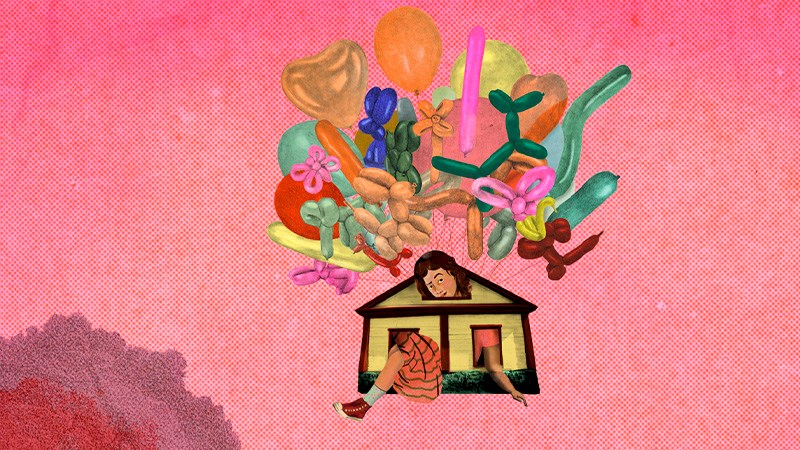 Illustration: ett litet hus med en bukett ballonger fastknutna i taket mot en röd bakgrund. Ur huset sticker en kvinnas huvud, arm och ben ut, hon ser ut att vara alldeles för stor för huset.)