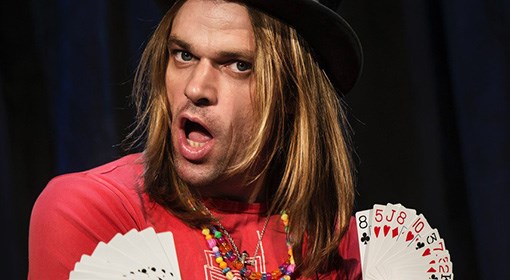 Carl-Einar Häckner med spelkort i båda händerna.