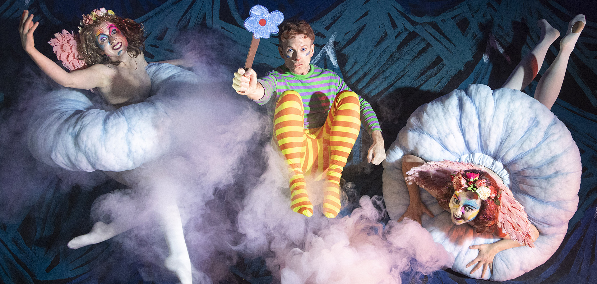 Hundratals barn i vild kamp. Foto: Sara P Borgström