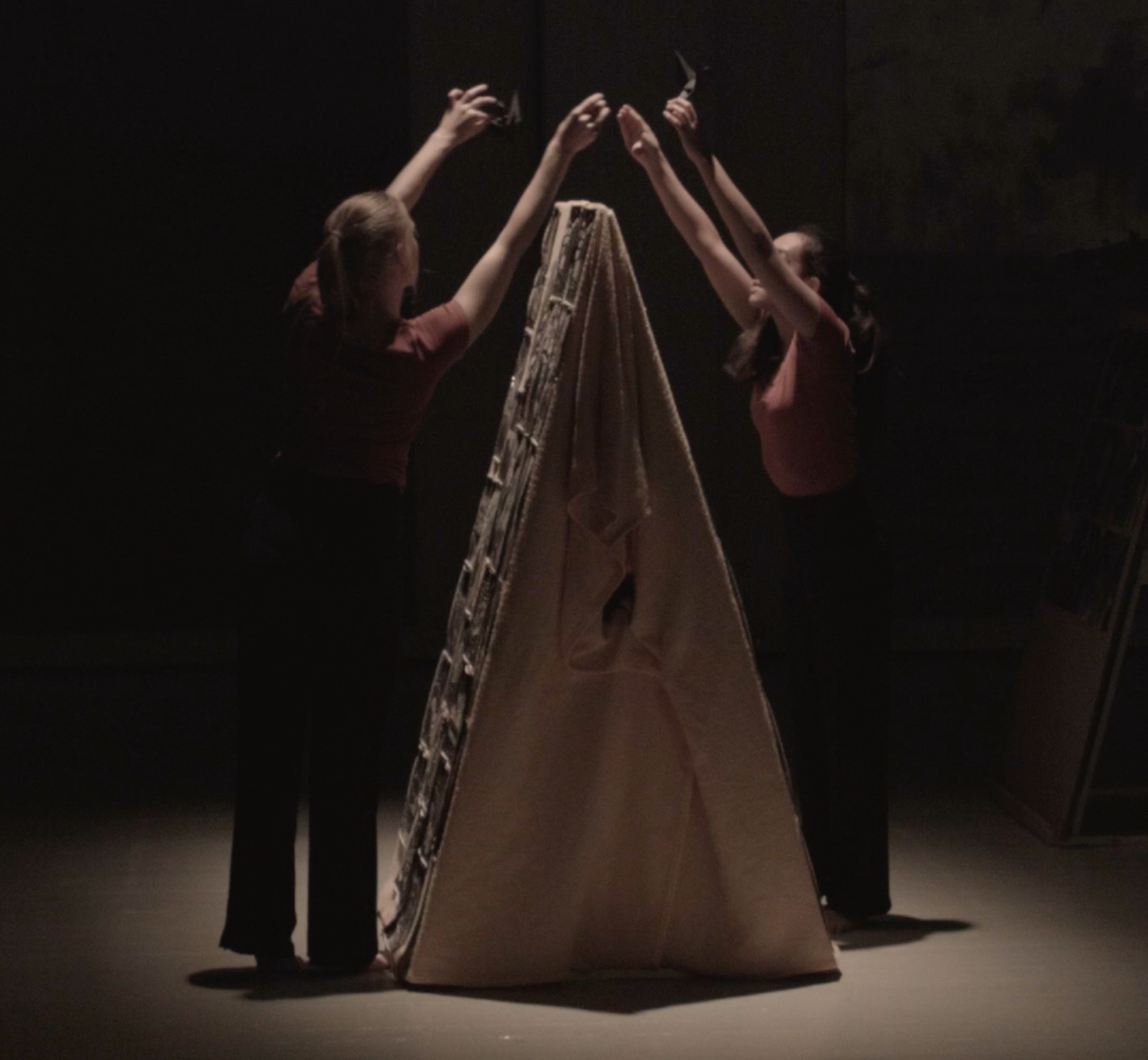 Föreställningsbild, Dansarna sträcker sig över un mur.