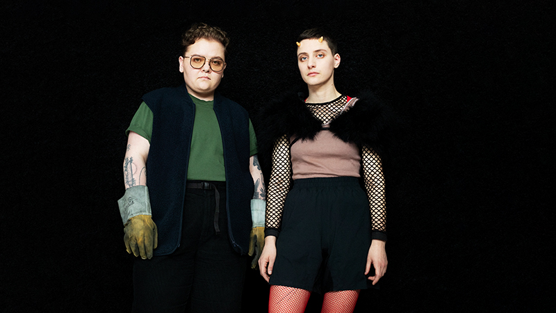 Lo Ragnar Lindström och Nino Mick i karaktär med allvarliga miner. )