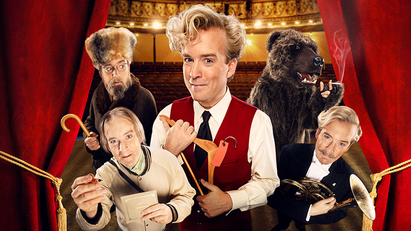 Montage: framför de öppna draperierna till en teater ser vi den medverkande skådespelaren i sex olika skepnader.)