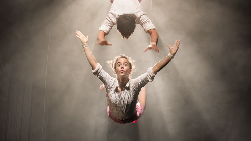 Två dansare fångade mitt i ett kast; bilden är vänd upp och ner, och det ser ut som om den kastade dansaren flyger.)