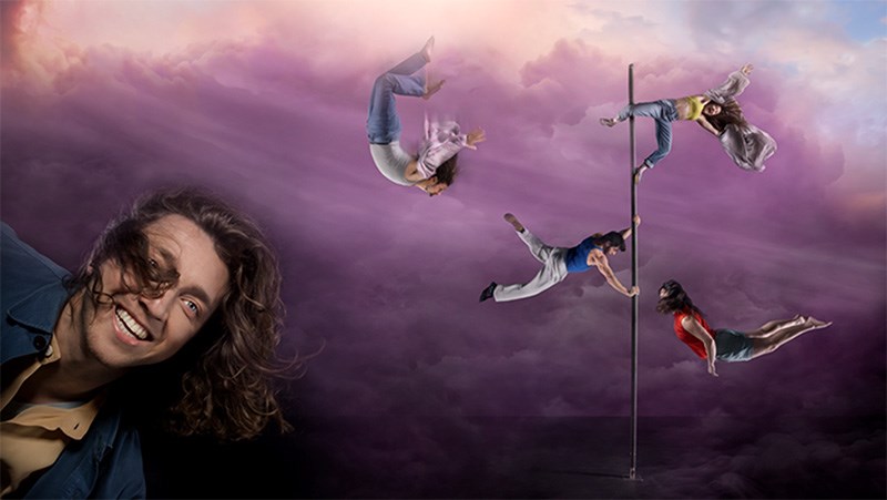 En himmel med stormiga moln i lila. Till vänster en man med stort leende och lockigt hår, till höger en lång påle med fyra akrobater i olika poser.)