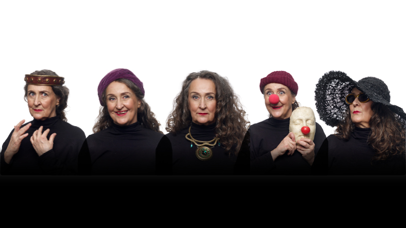 Skådespelaren Aliisa Pulkkinen i karaktär i fem olika skepnader. Samtliga har svart polotröja, medan huvudbonaderna skiljer dem åt. )