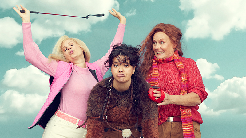 De tre medverkande skådespelarna poserar mot en blå himmel.)