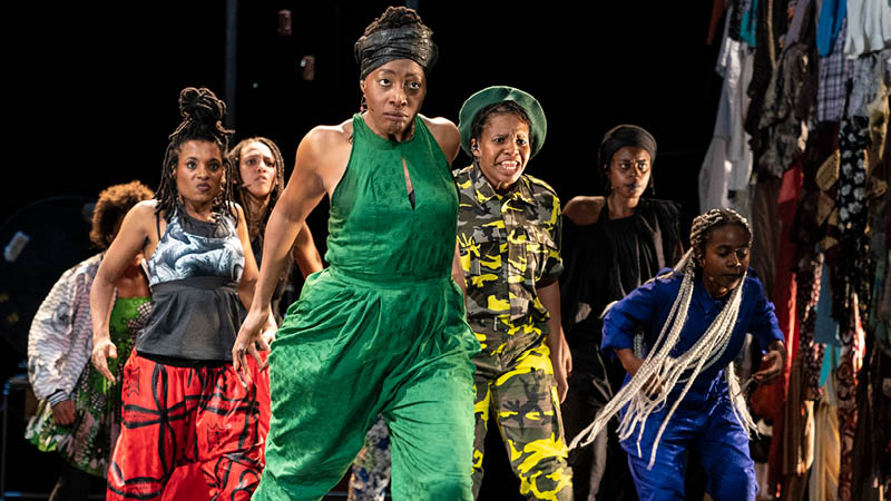 En grupp människor som står på en scen)