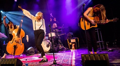 Fröken Elvis rockar på scen.